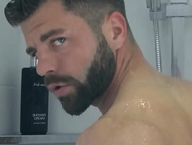 Suited stallion Hector de Silva masturbates his big cock