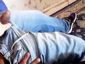 Brotheragem com amigo hétero parte 1 - Veio aqui em casa pra fumar mas ficava pegando no volume na calça, logo aproveitei e mamei com vontade e depois ele fodeu o gordinho