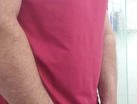 Flagra de cunhado uber gostoso mijando