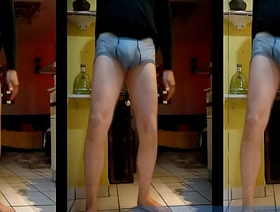 Mexicano aficionado mostrando la verga y las bolas por dentro de su ropa interior Alejandro Mistral