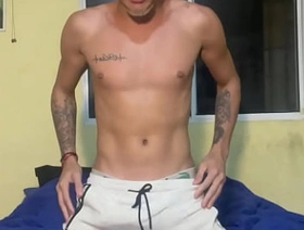 twink novinho maloka do tiktok dotado exibe o pauzao pra camera e fala putaria ateh gozar(COMPLETO NO RED)