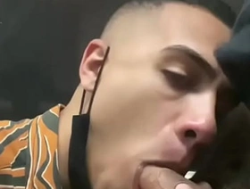 Novinho mamando pau grande em público - Gabriel Martins
