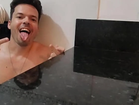 Calebe leitador jorrando vitamina