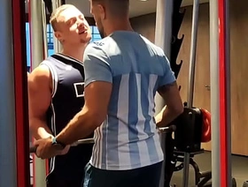 FOLLADA CON VECINO Me pidió ayuda en el gym y yo le pedí la leche!!!