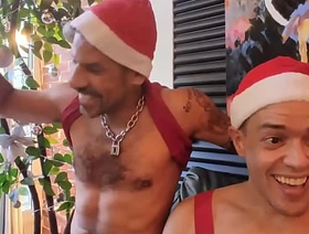AMIGO SECRETO DE CÚ É RÔLA . SURUBA BAREBACK COM PAPAI NOEL